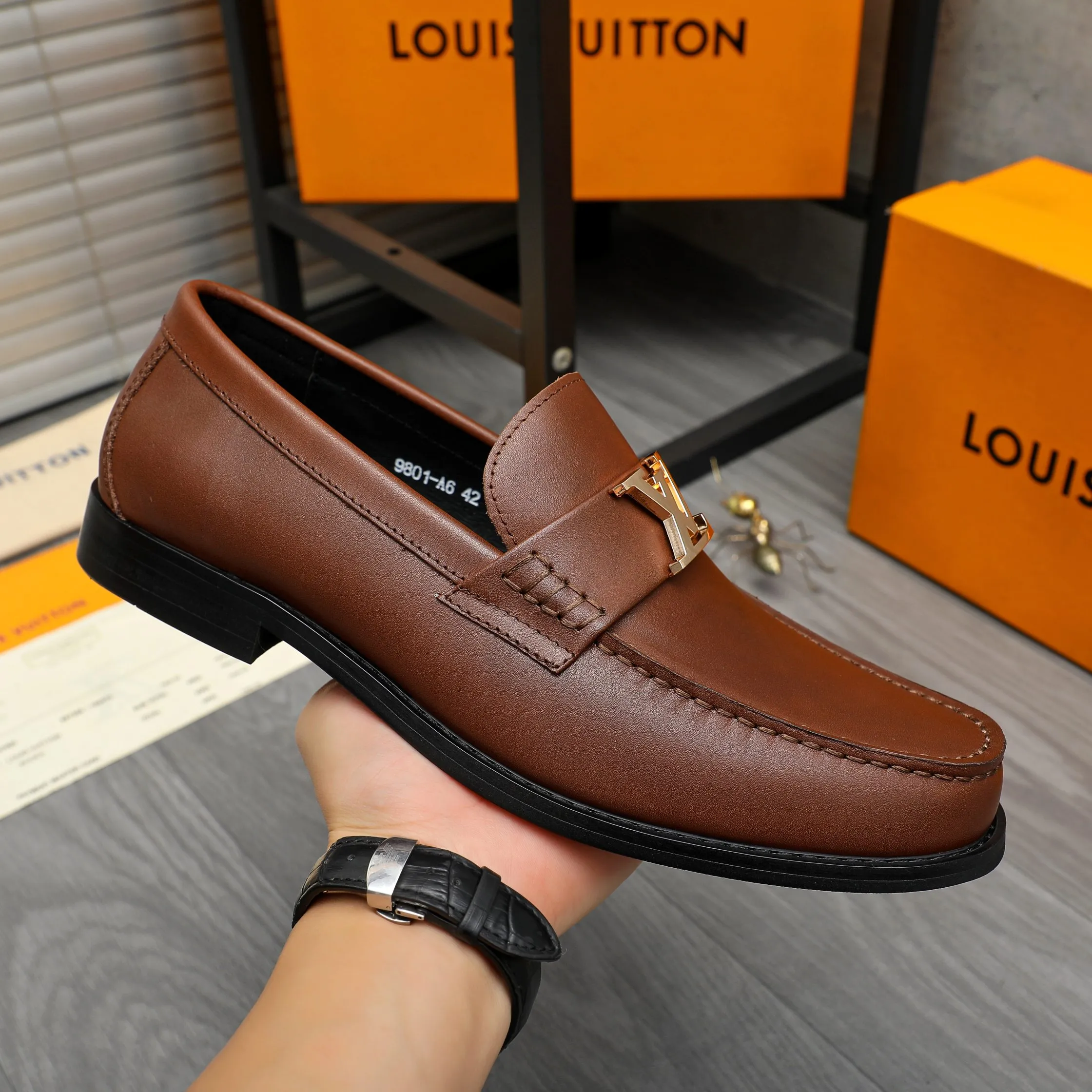 Men's shoes 💰p460 Product trademark: LV (Louis Vuitton) business slip-on leather shoes Regular size: 38-45 (45 is custom-made and non-returnable) Product materials: Selected high-quality cowhide upper, cowhide lining, original rubber outsole